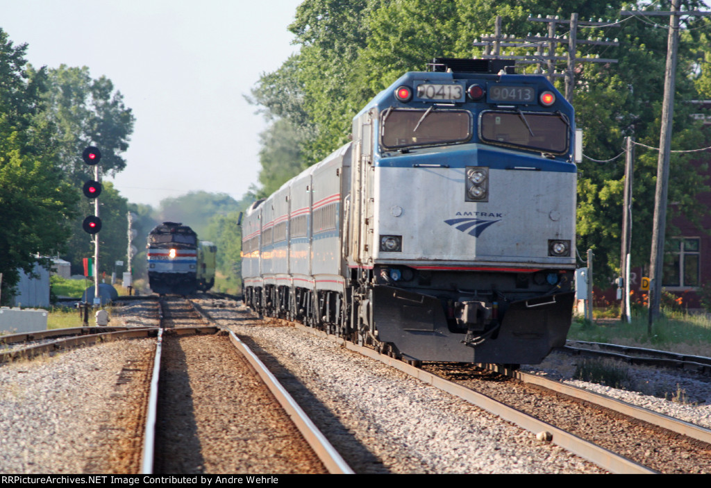 WB Hiawatha train 339 holds Main 1 while EB counterpart 340 crosses over 1 to 2 in front of it